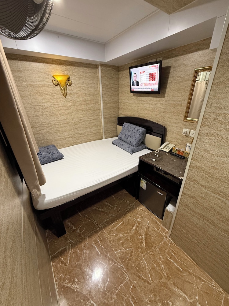Sleep In Hotel 9/50