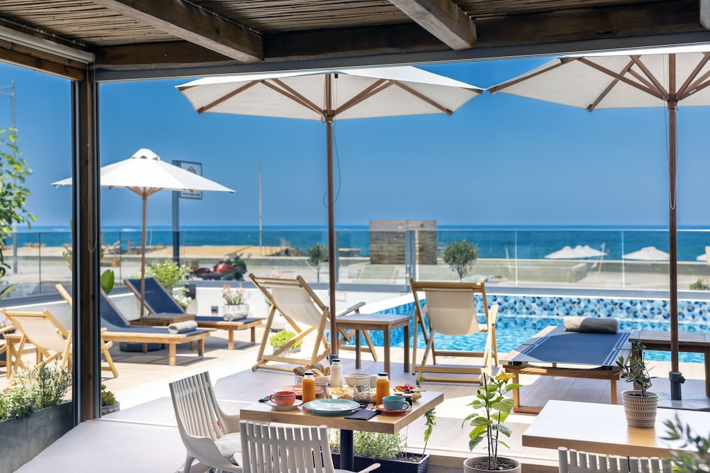 Calla Luxury Seafront Suites 37/50