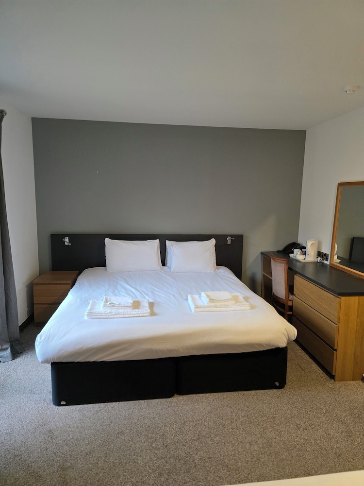 Superior, Quadruple, 1 Double and 3 Single Beds