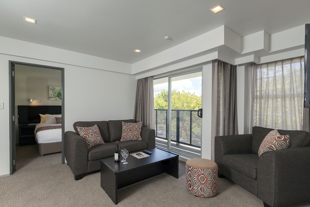 Quest Ponsonby 30/44