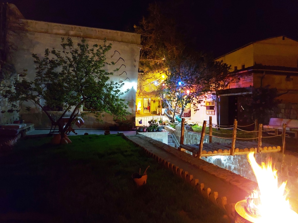 Armesos Cave Hotel 40/50