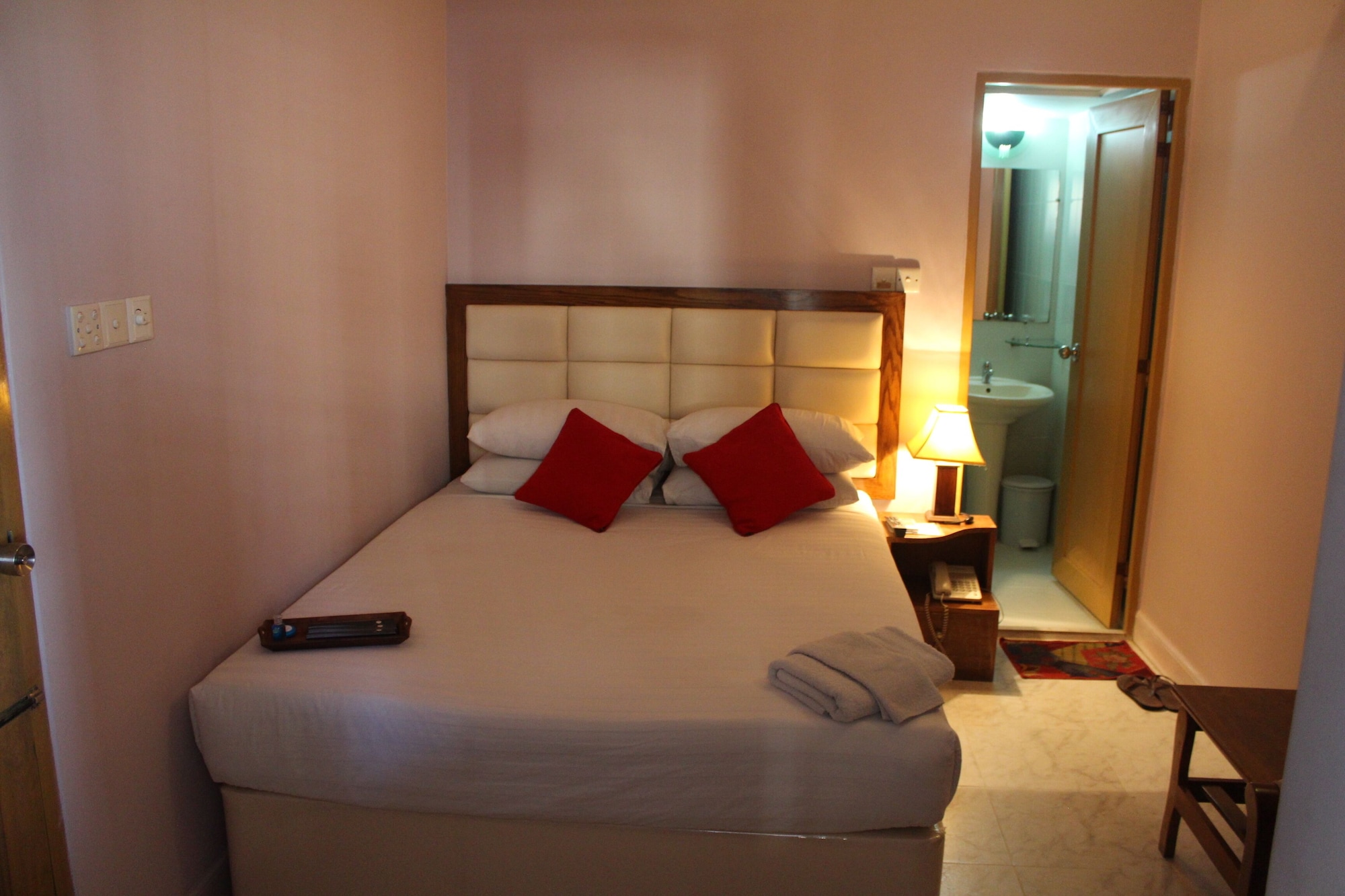 ECONOMY, QUEEN BED