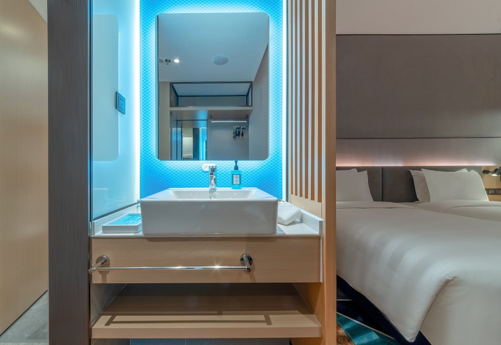 Holiday Inn Express Shenzhen Longhua 26/77