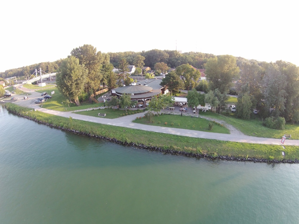 River Lodge 26/35