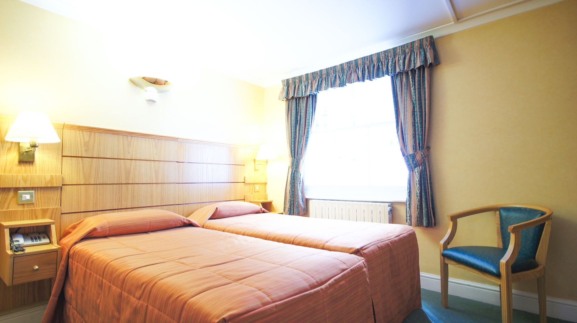 CLASSIC, TWIN BEDS