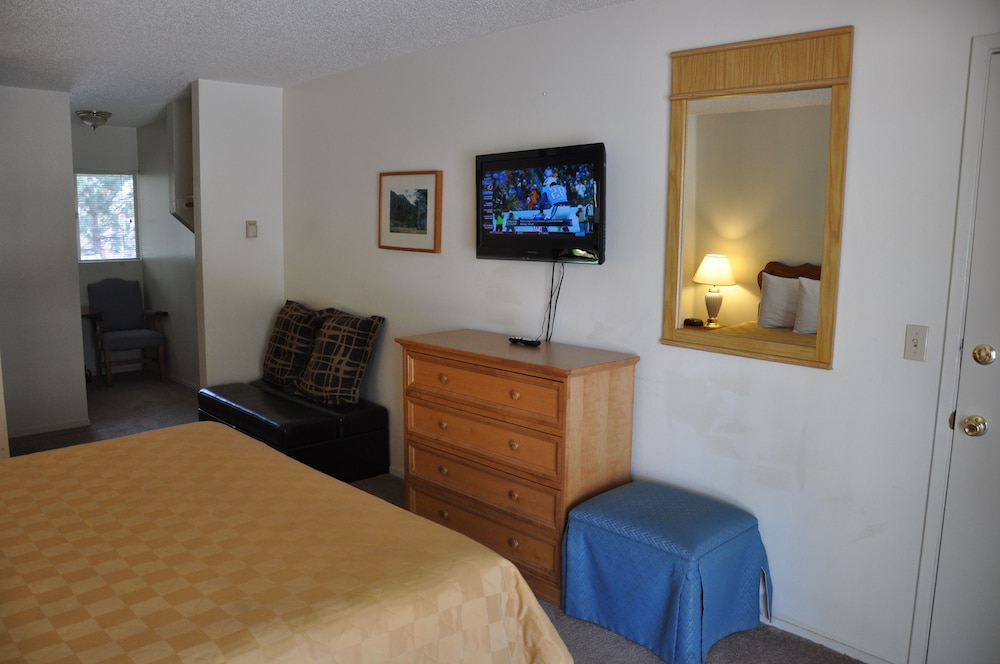 غرفة تنفيذية بسرير كينج، Cedar Inn & Suites 3/5
