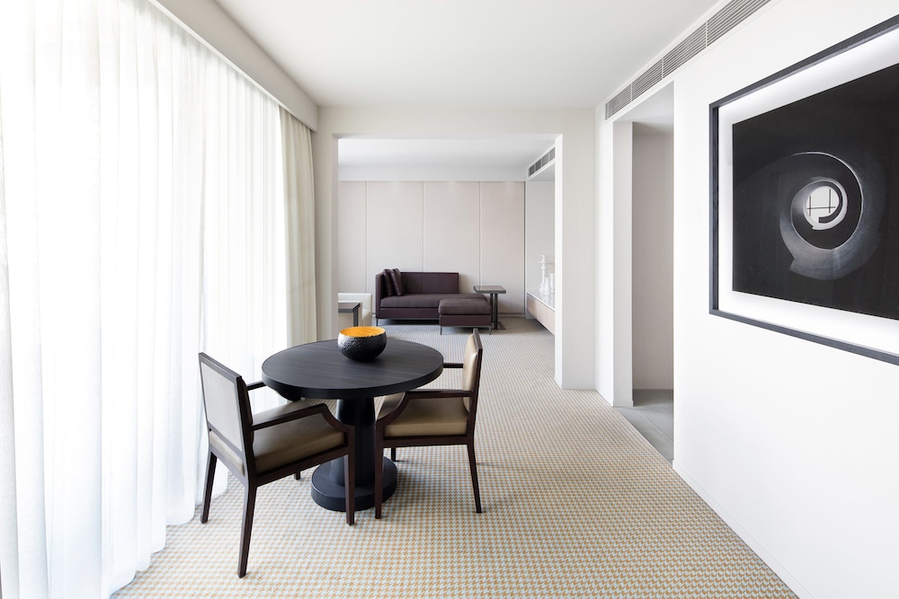 Hotel Realm 49/54