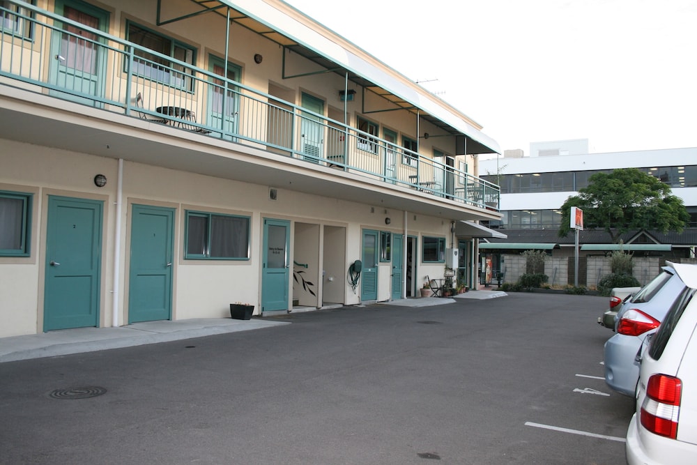 Astray Motel And Backpackers 60/66