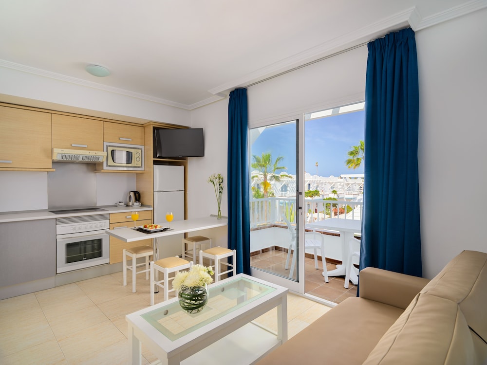 ARENA BEACH HOTEL 48/65