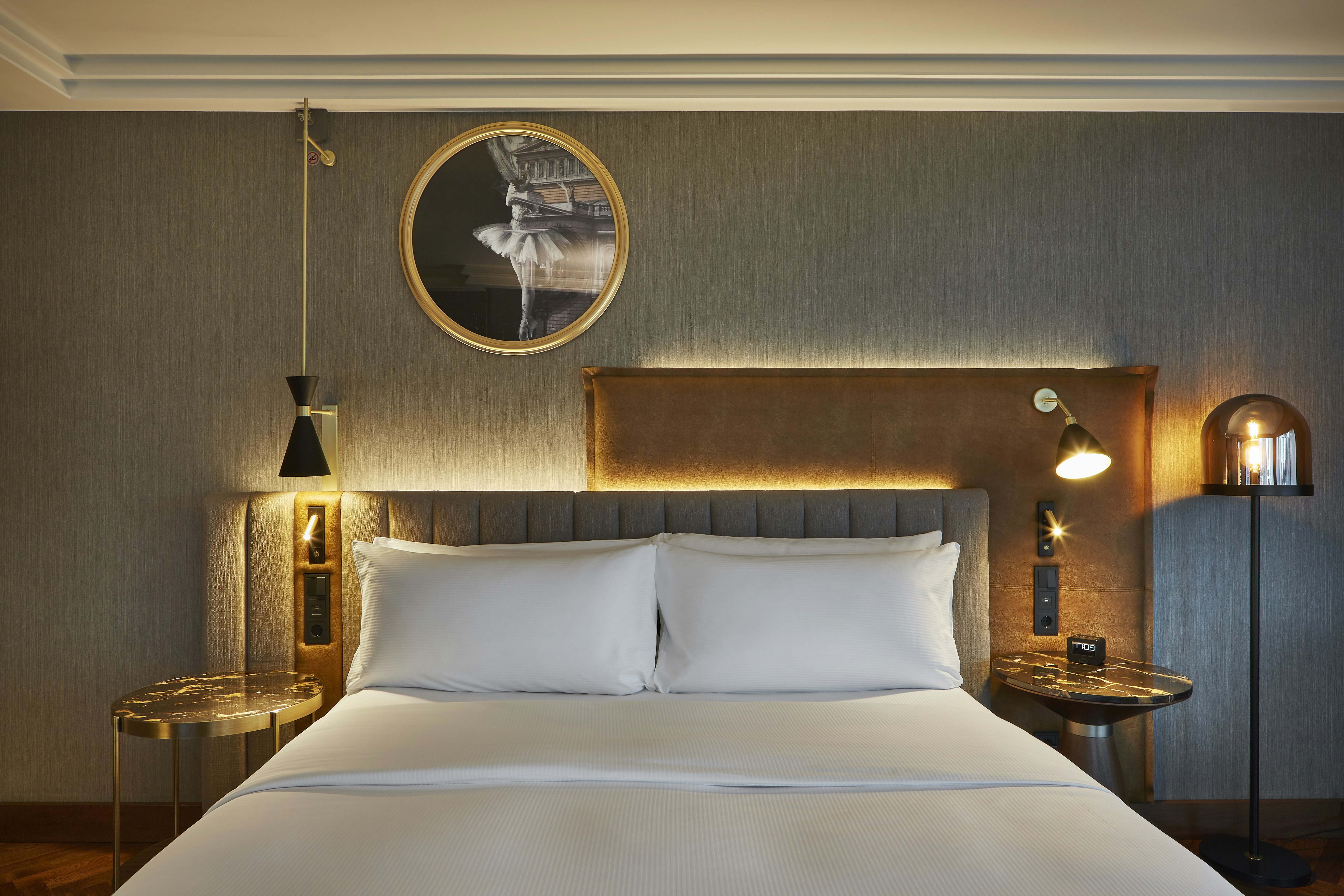 EXECUTIVE, KING BED