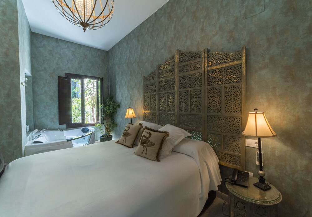 JUNIOR SUITE, JETTED TUB
