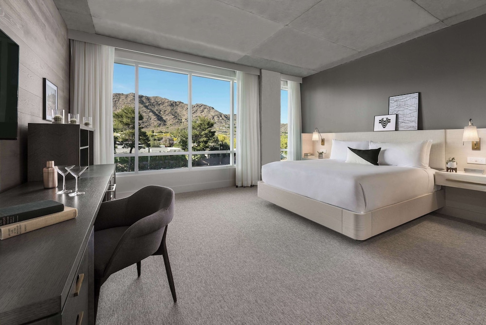 Signature, Deluxe, King Bed, Mountain Shadows 5/10