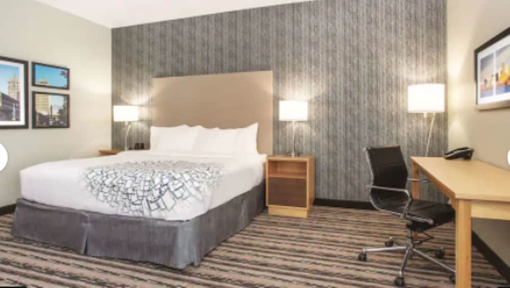 La Quinta Inn Suites By Wyndham Buffalo Amherst 14/50