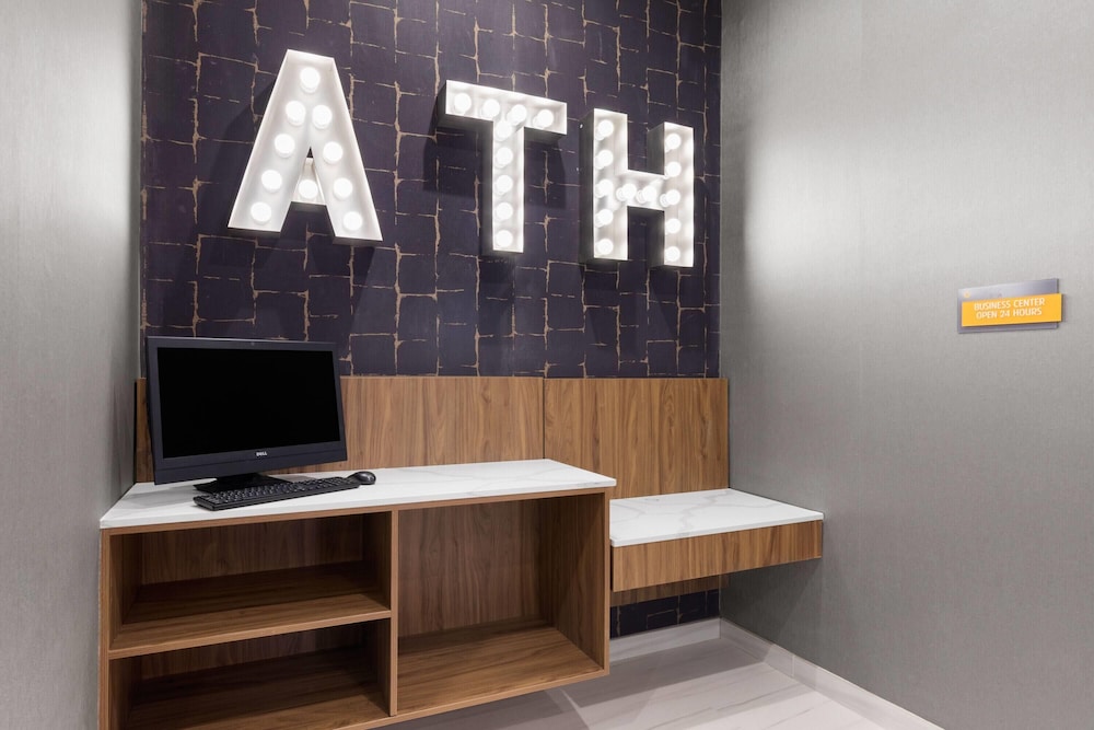 La Quinta Inn & Suites by Wyndham Athens 43/49