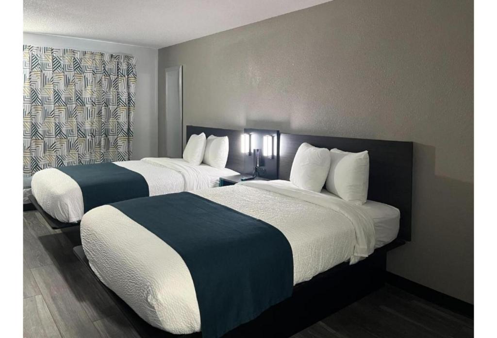 2 Full Beds - Non-Smoking, Kitchen