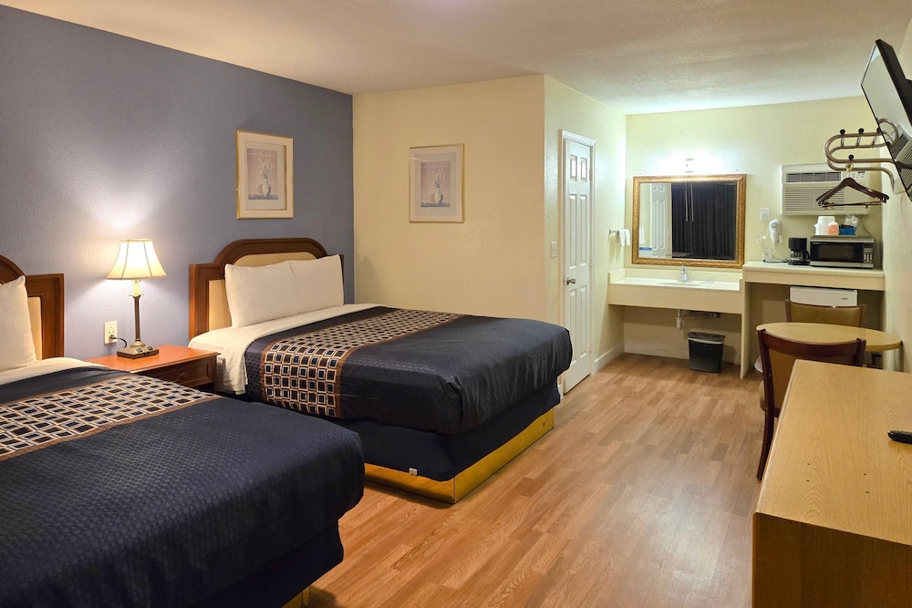 غرفة قياسية بسريرين كوين، Rodeway Inn & Suites Blythe I-10, CA 3/10