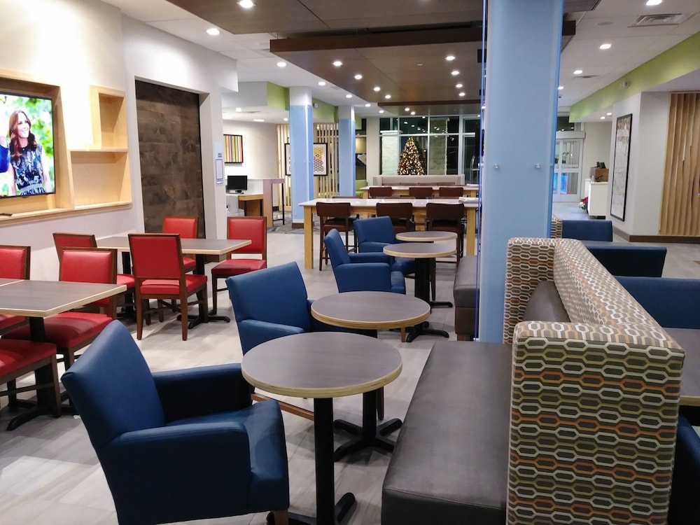 Holiday Inn Express and Suites Dallas Northeast Arboretum, an IHG Hotel 40/49