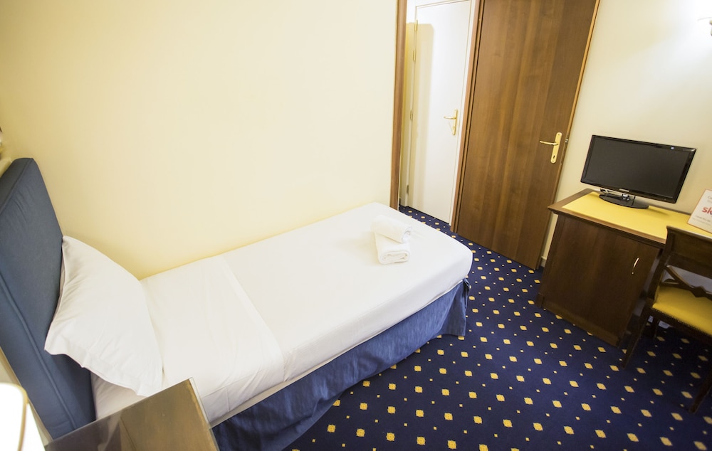 Napoleon Hotel 34/64