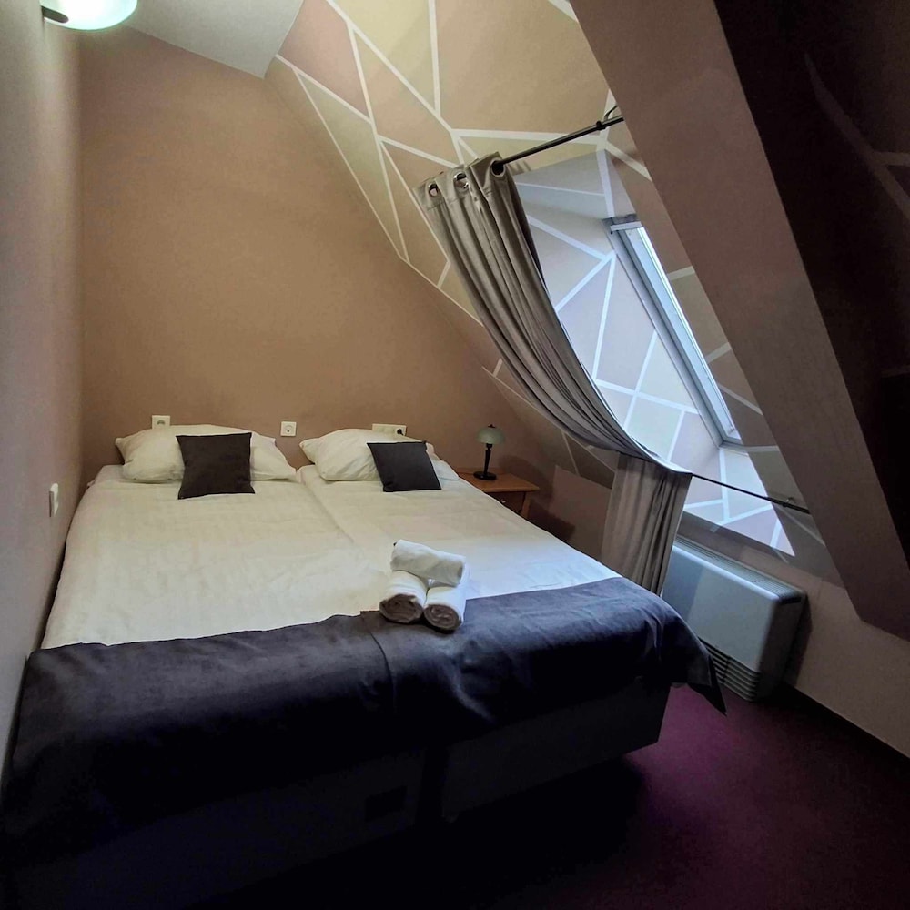 Hotel Unicornis 12/83