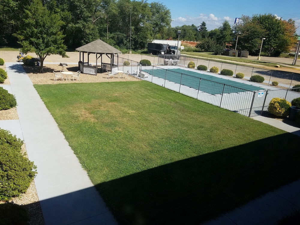 Super 8 By Wyndham Bentonville 31/59
