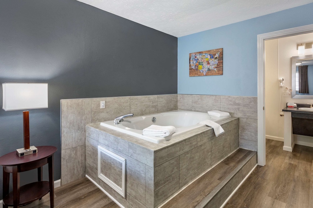 Econo Lodge Inn & Suites South 19/27