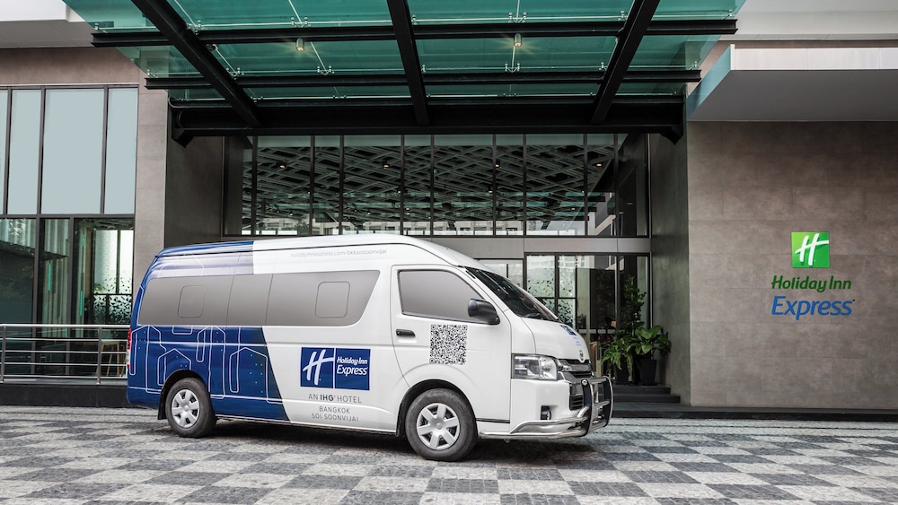 Holiday Inn Express Bangkok Soi Soonvijai 33/42