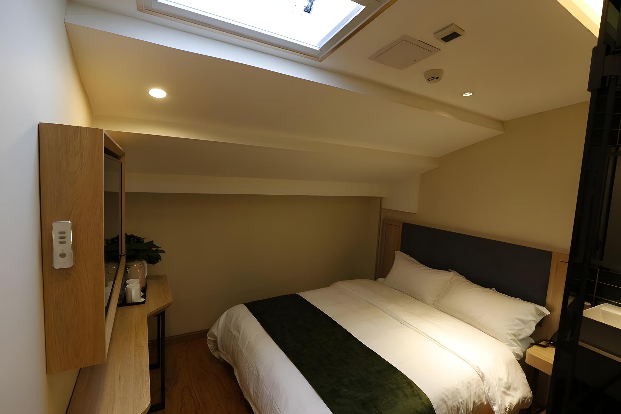 ROOM, DOUBLE BED