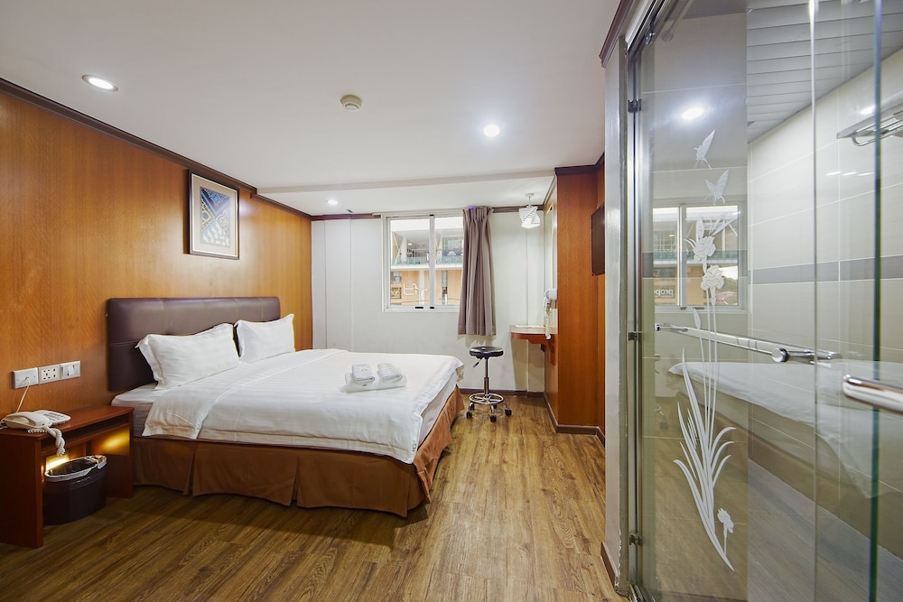 ROOM, QUEEN BED
