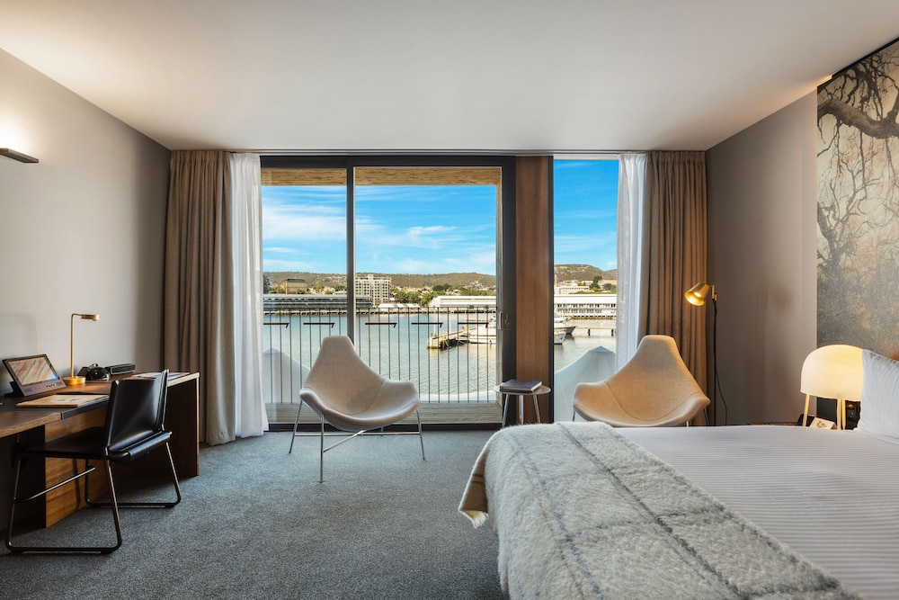 MACQ 01 HOTEL 26/69