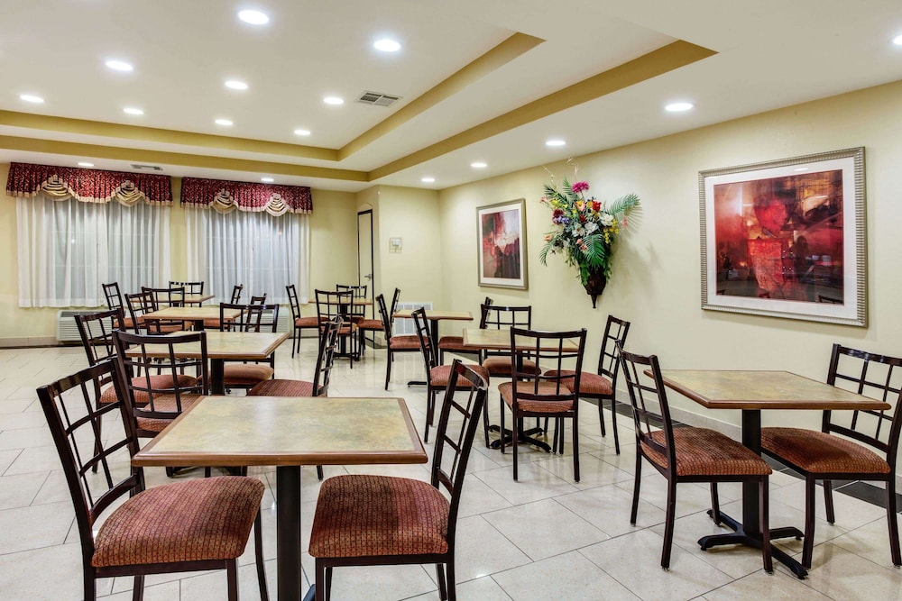 La Quinta Inn & Suites by Wyndham Canton MS 29/37