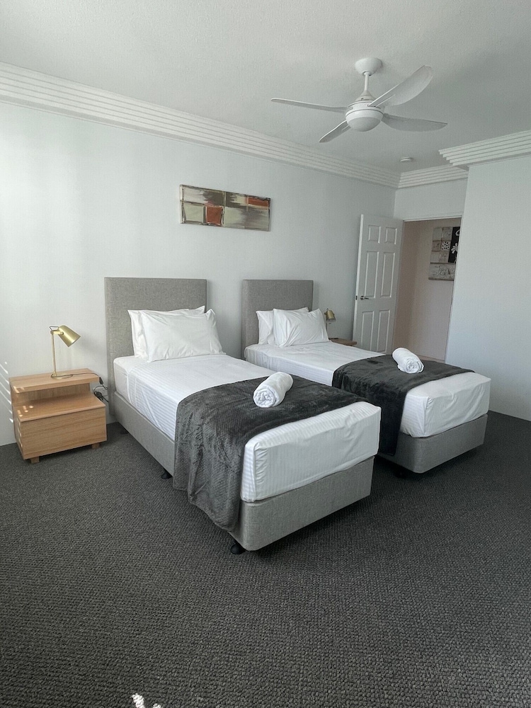 3 Bedrooms, 1 King and 4 Single Beds, Park and Pool View