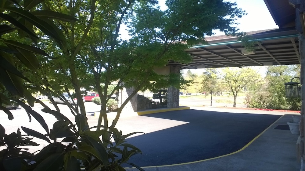 PepperTree Inn 5/67