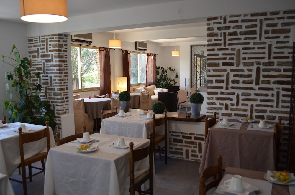 Aiglon Bylitis Hotel 51/66