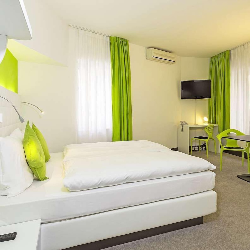 Deluxe, King Bed, Electronic Cigarette Only, Accessible