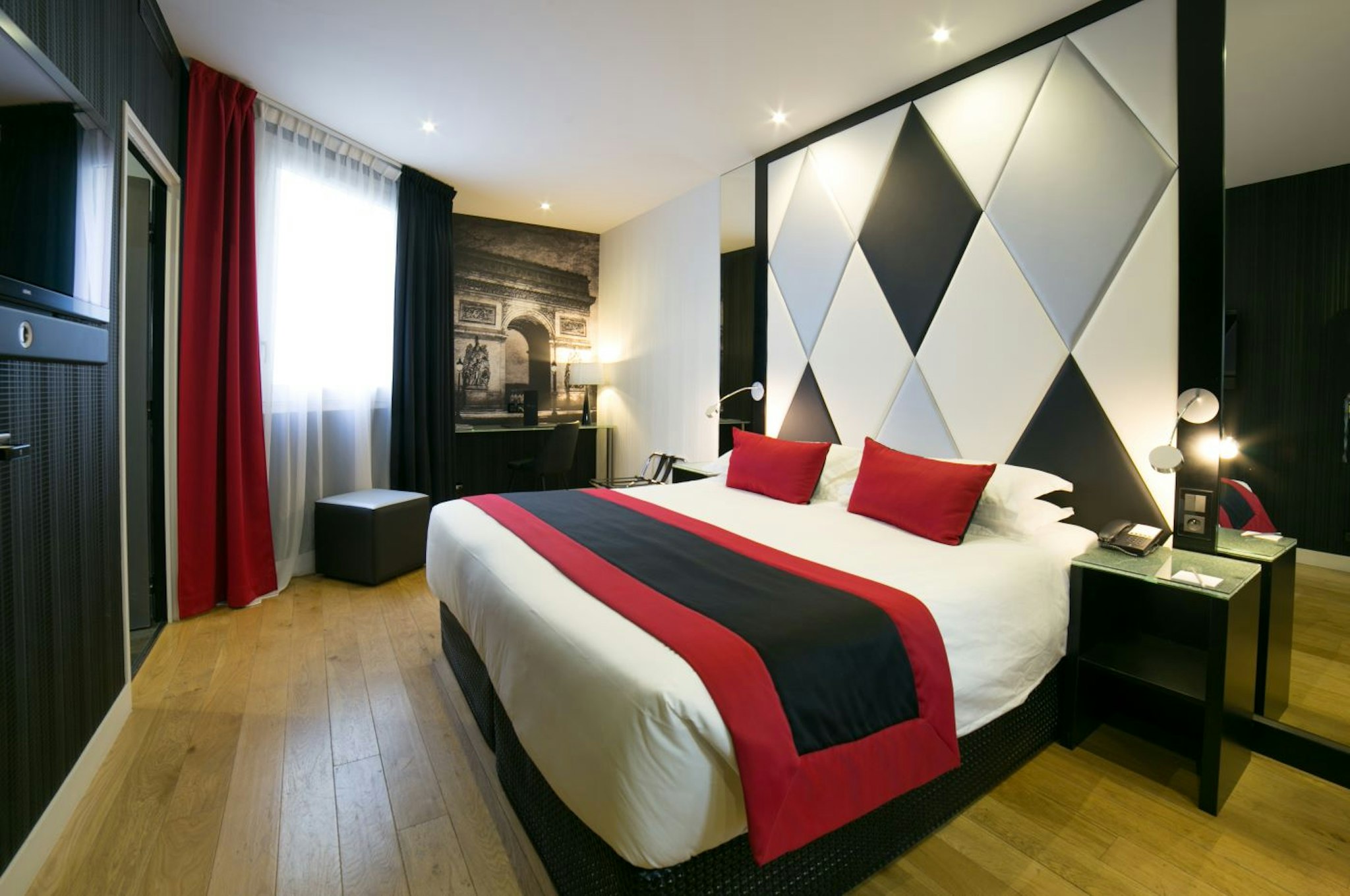 L Empire Paris 18/63