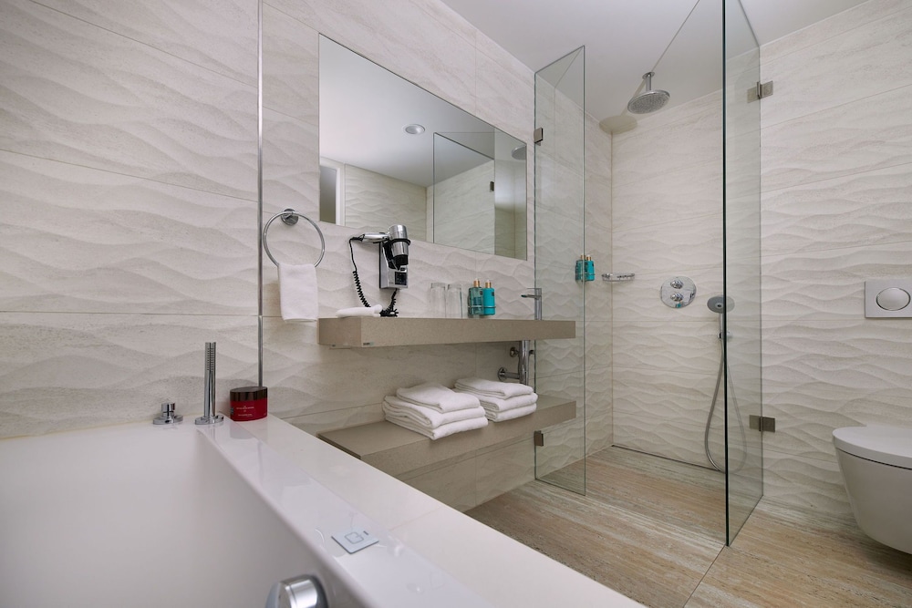Beachhouse Hotel 34/39