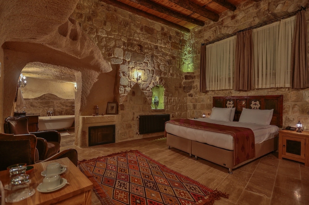 CAVE, PRESIDENTIAL, SUITE