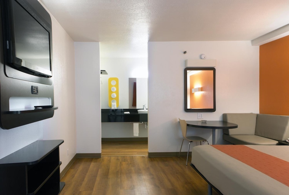 2 Queen Beds - ADA/Tub/Premium/Micfridge، Motel6 Cutler Bay, FL - Miami 8/10