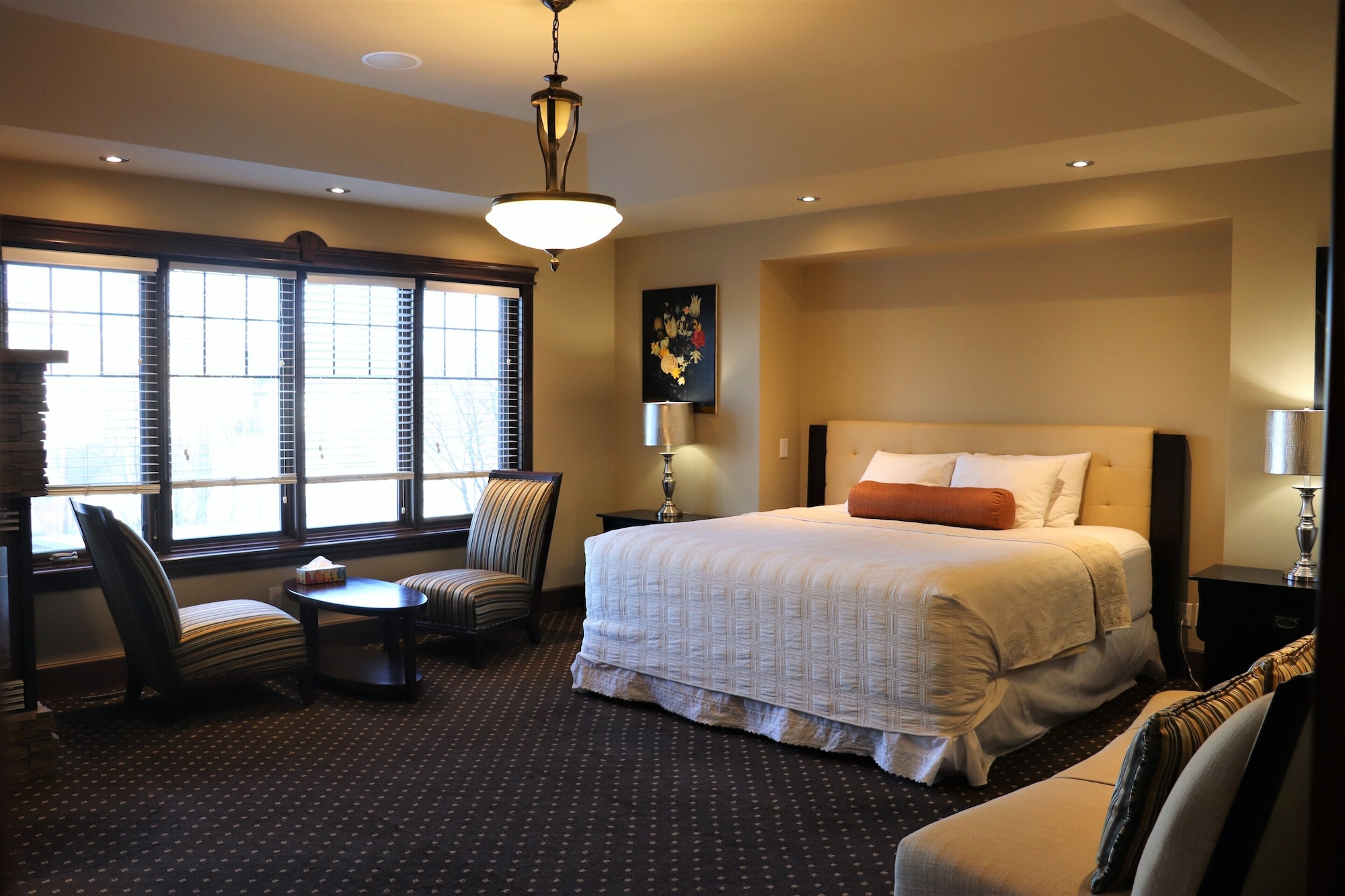 LUXURY, SUITE, KING BED, HOT TUB