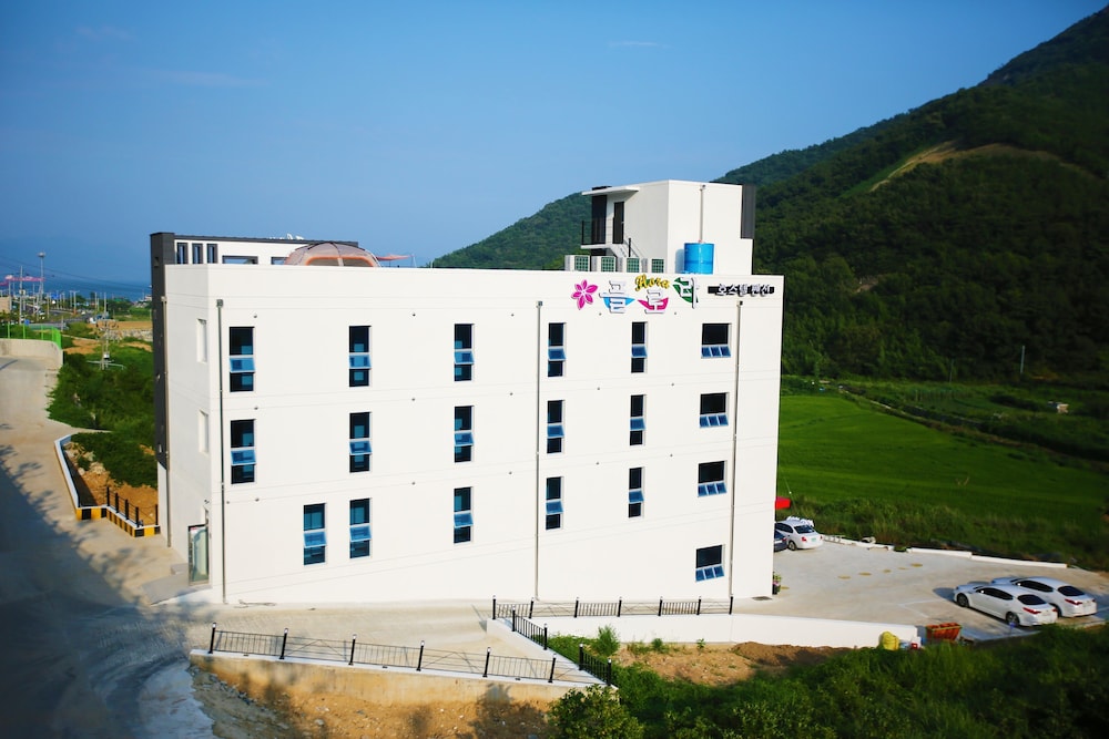 Flora Hostel Pension 1/25