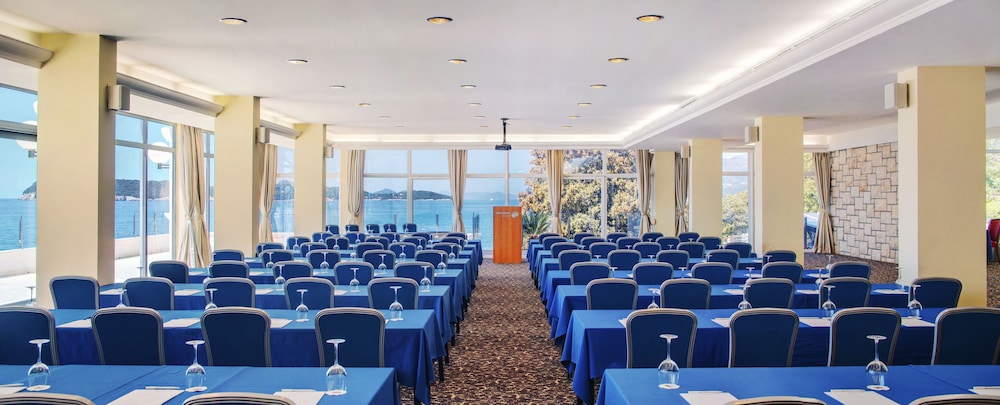 Royal Blue Hotel 54/67