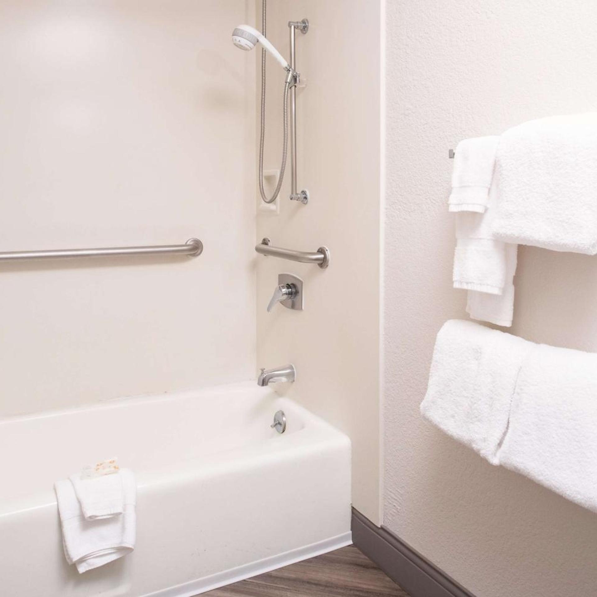غرفة بسرير مزدوج بحوض استحمام لذوي الإعاقة، La Quinta Inn & Suites by Wyndham DFW Airport South / Irving 5/8