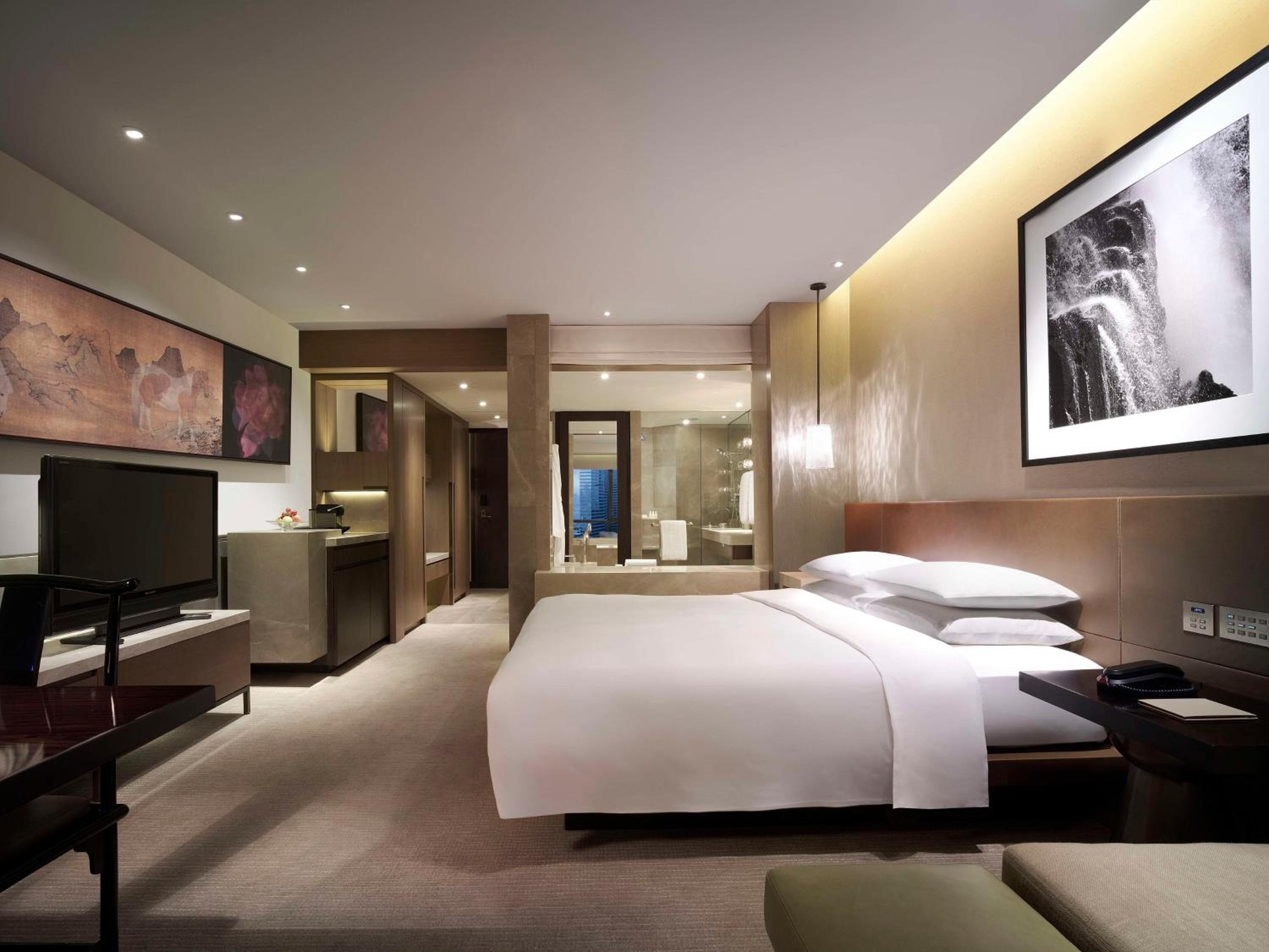 ROOM, KING BED