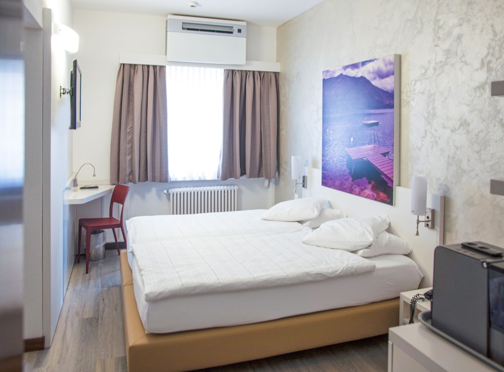2 BEDROOMS, STUDIO