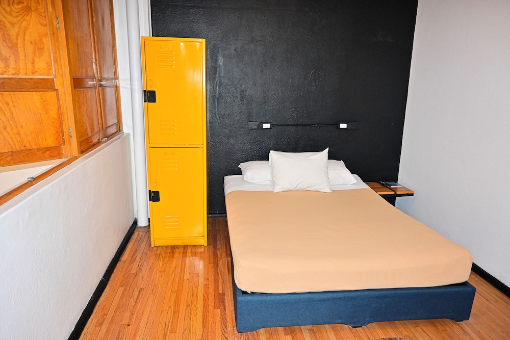 PRIVATE, DOUBLE BED, SHARED BATHROOM
