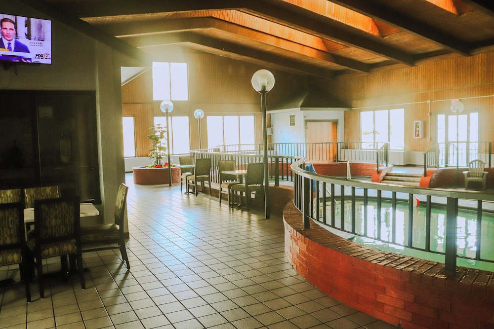 Apple Tree Inn and Suites 47/62