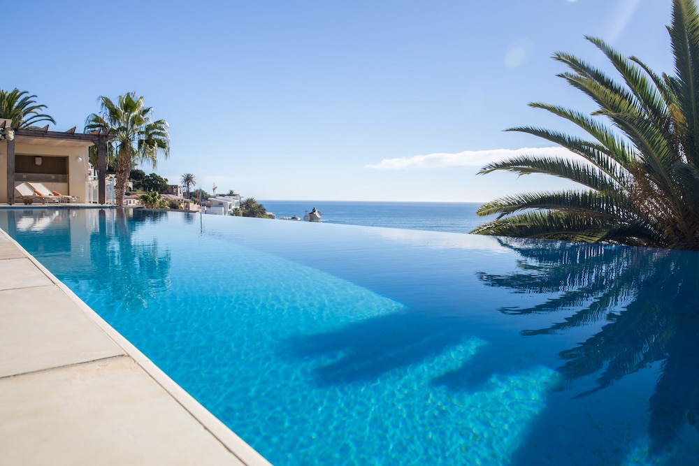 Compass House Boutique Hotel 40/48