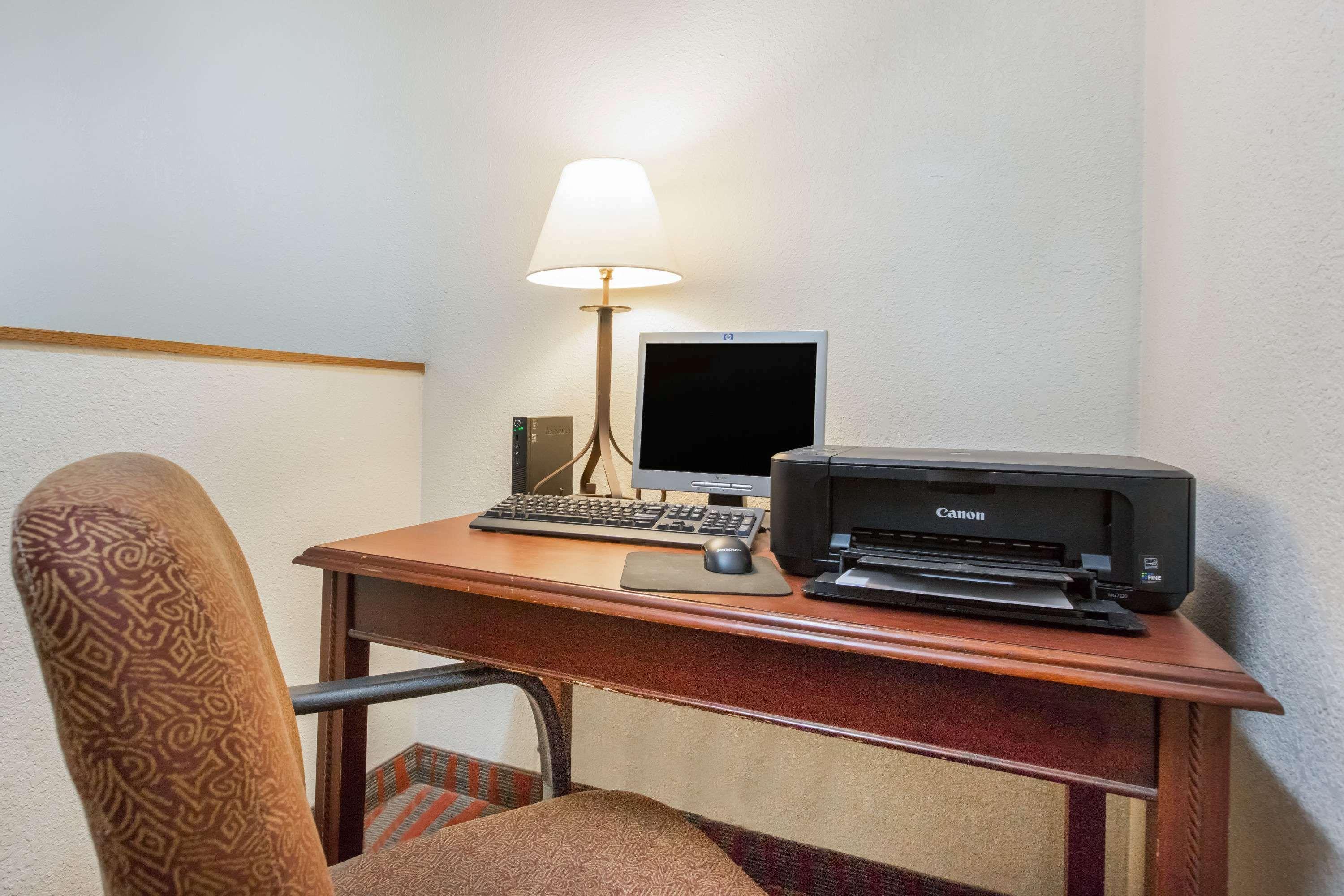 Super 8 By Wyndham Fairmont Mn 13/15