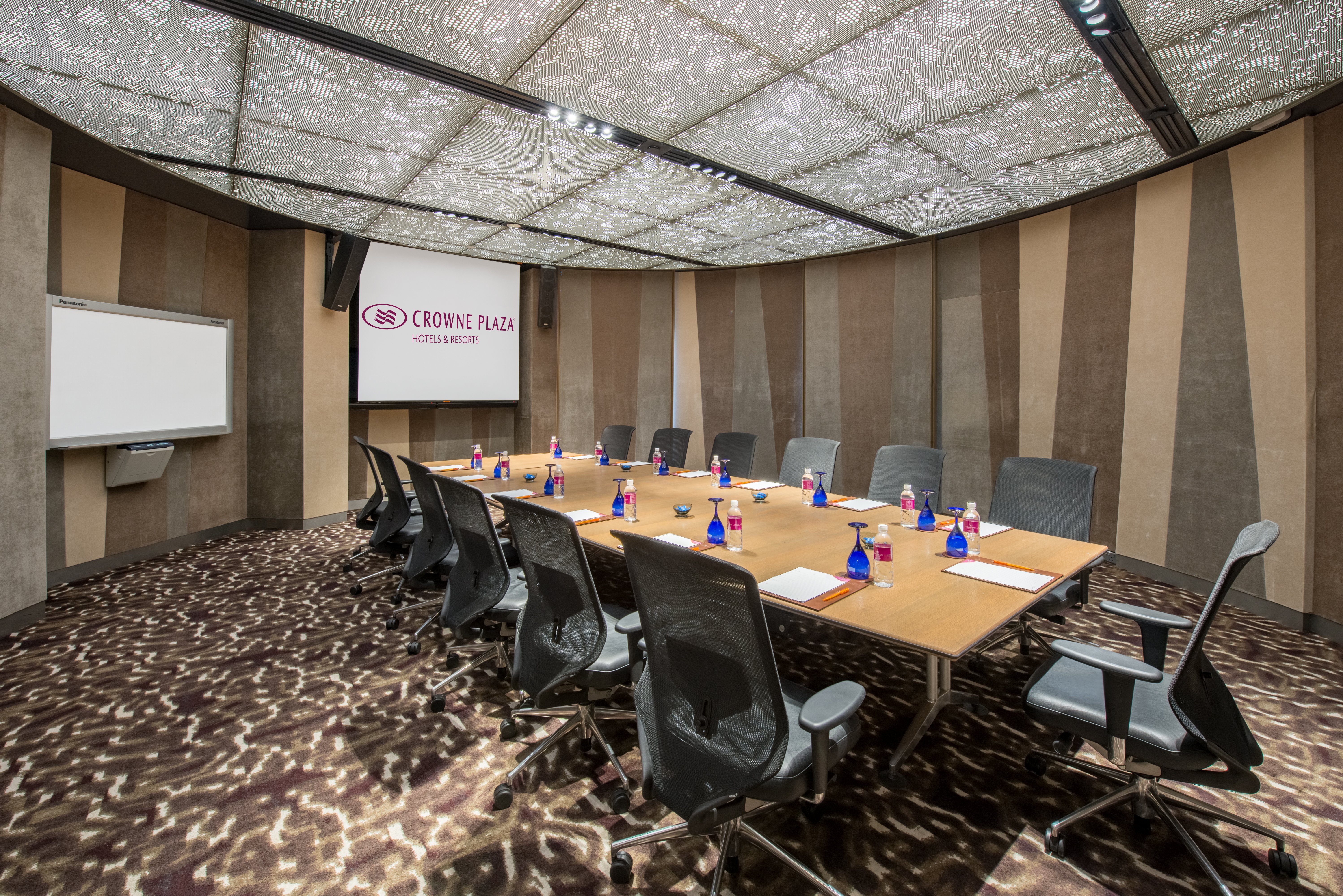 Crowne Plaza Changi Airport Hotel 67/81