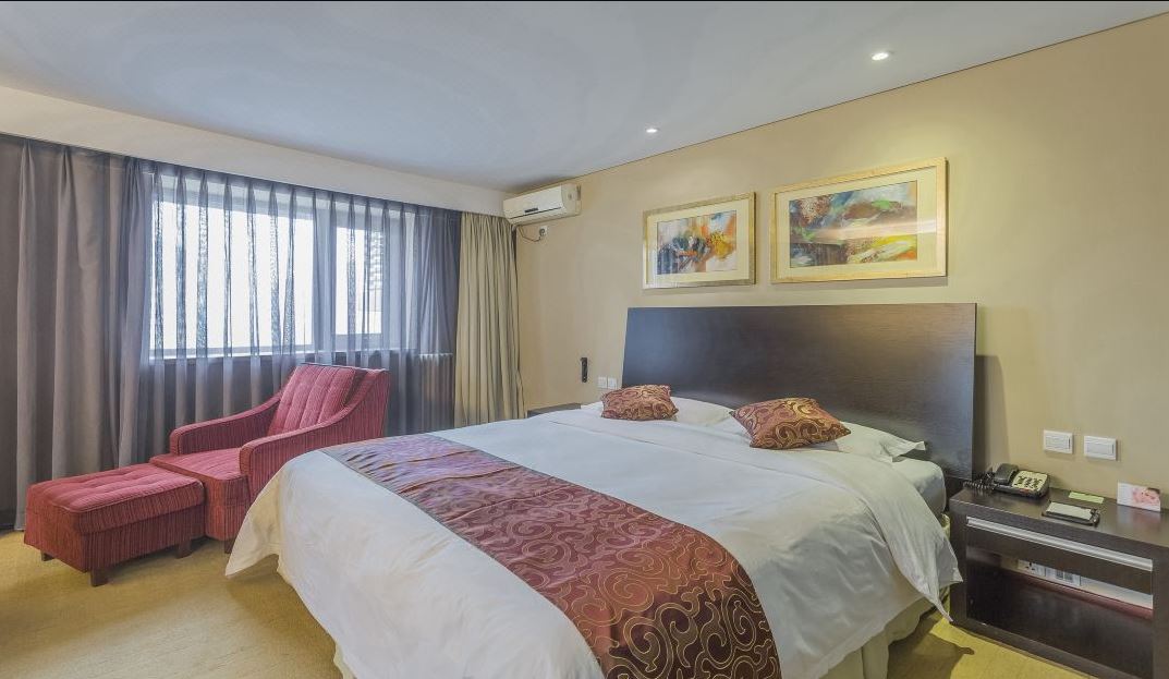 SUITE, KING BED